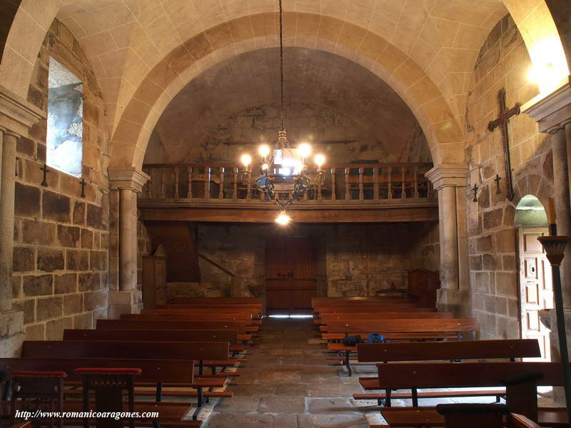 INTERIOR HACIA LOS PIES DEL TEMPLO